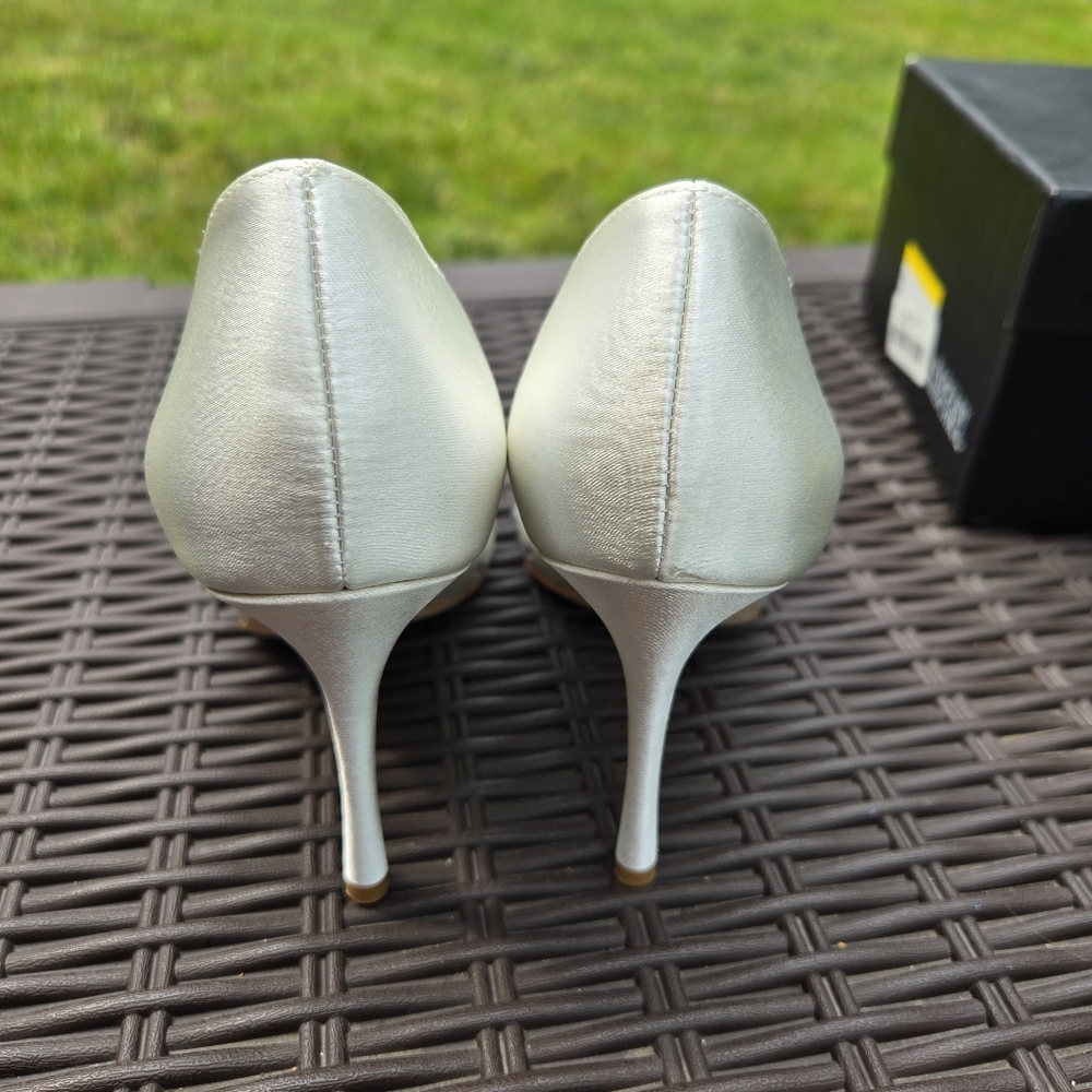 Badgley Mischka Halo White Flower Crystal Embellished Pointed Toe Heels NEW - Picture 4 of 14
